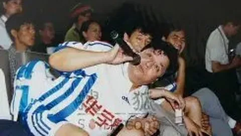 甜蜜瞬间！唐嫣与罗晋同穿西装，甜蜜牵手共度下班时光