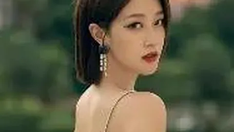 “英超赛场：埃利奥特精准制造良机，萨拉赫轻松破门得分”